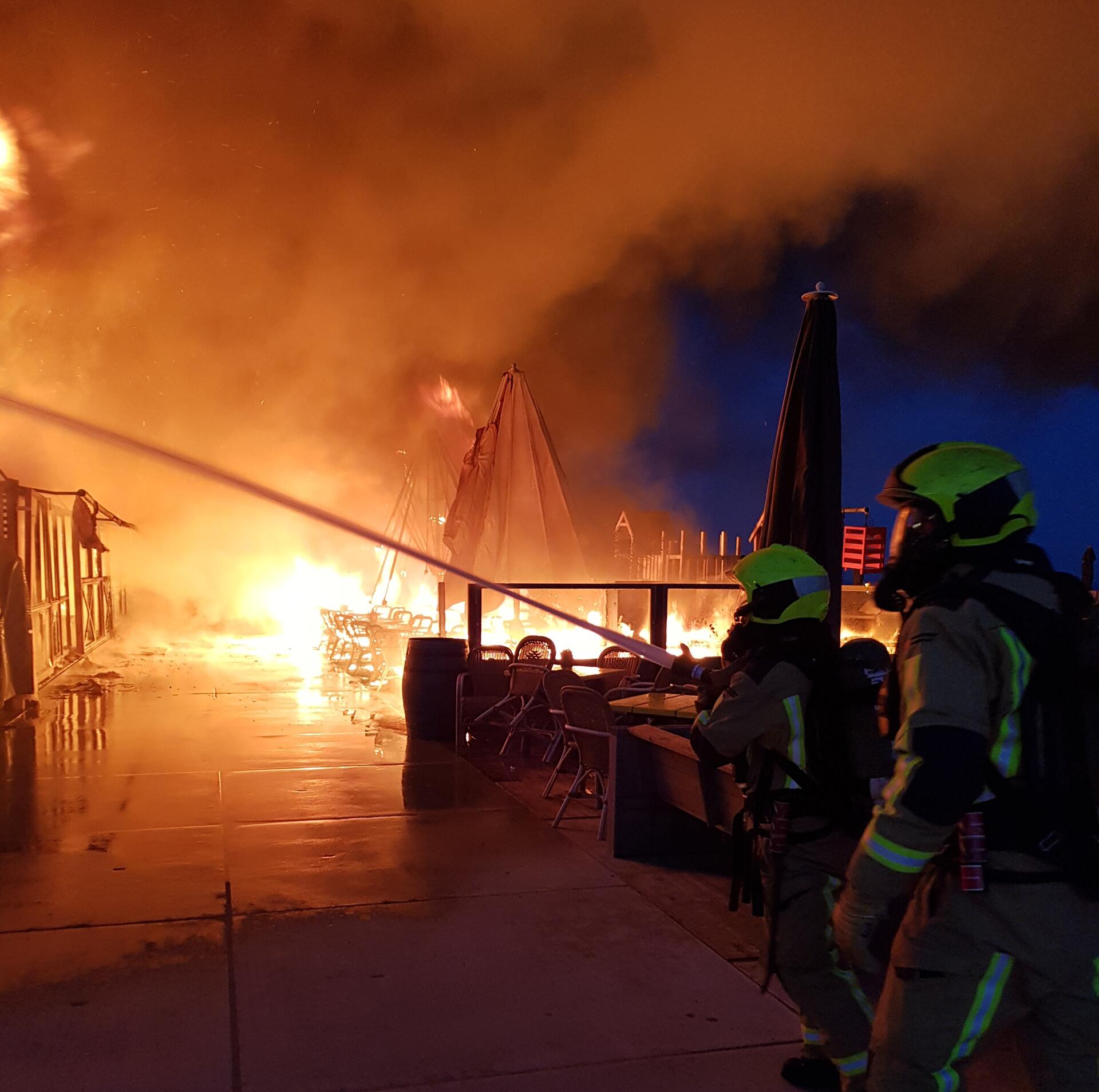 Vlammen bij brand in strandtent Blue Lagoon, Scheveningen