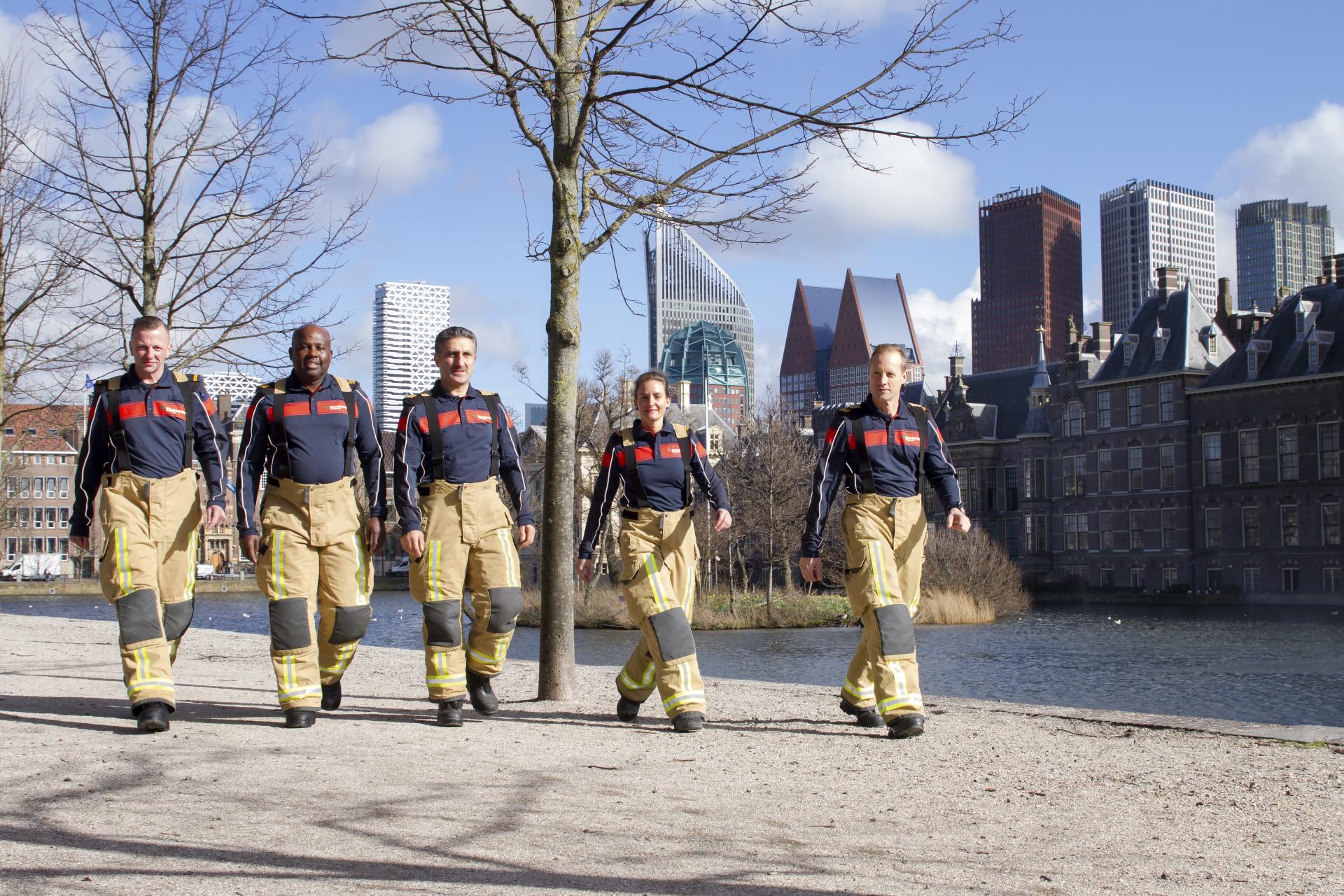 Brandweer toont nieuwe interventiekleding bij Binnenhof Den Haag
