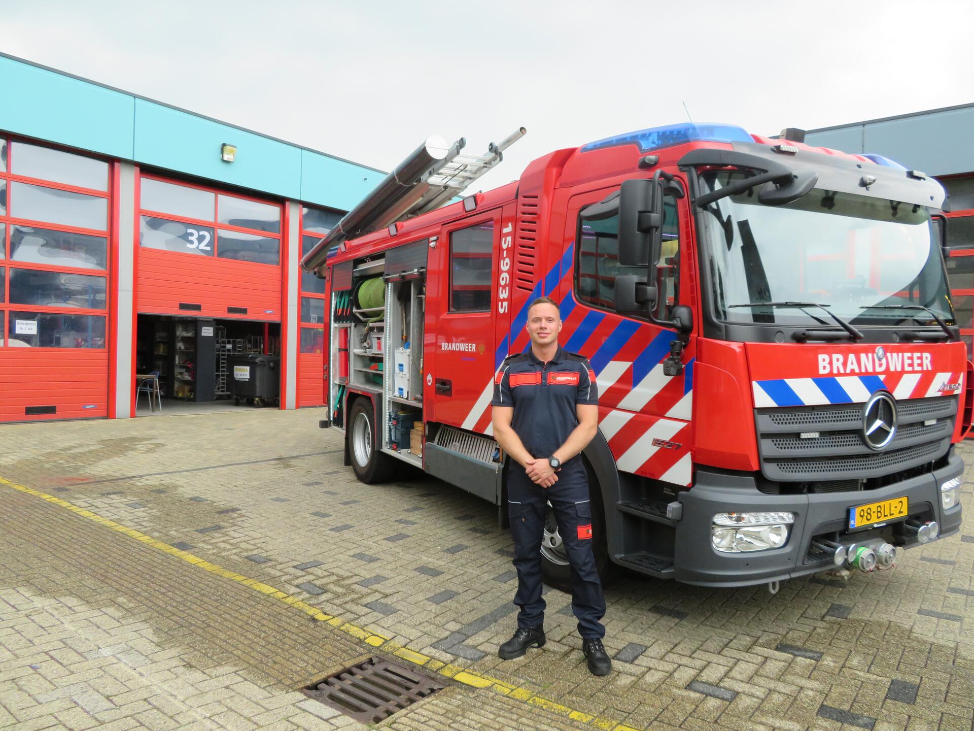 Brandweerman staat voor brandweerauto