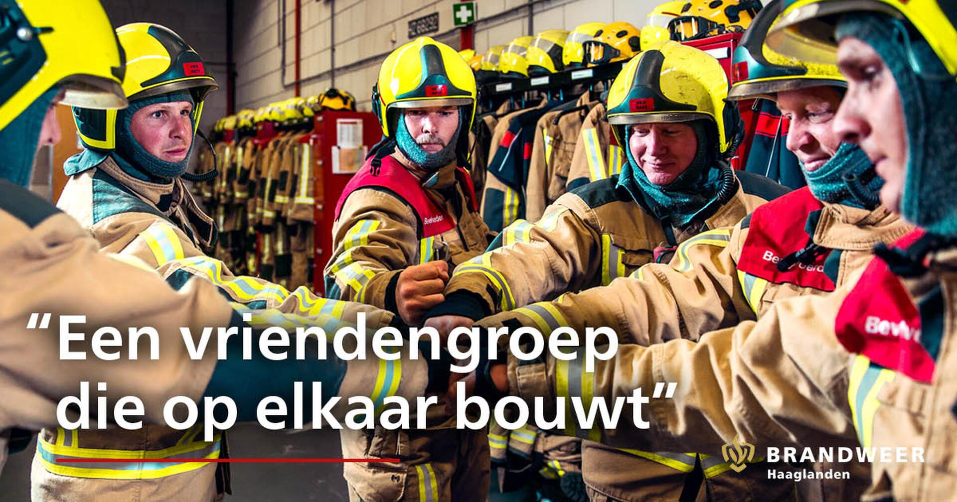 Brandweermannen die de handen ineen slaan. Tekst; een vriendengroep die op elkaar bouwt.