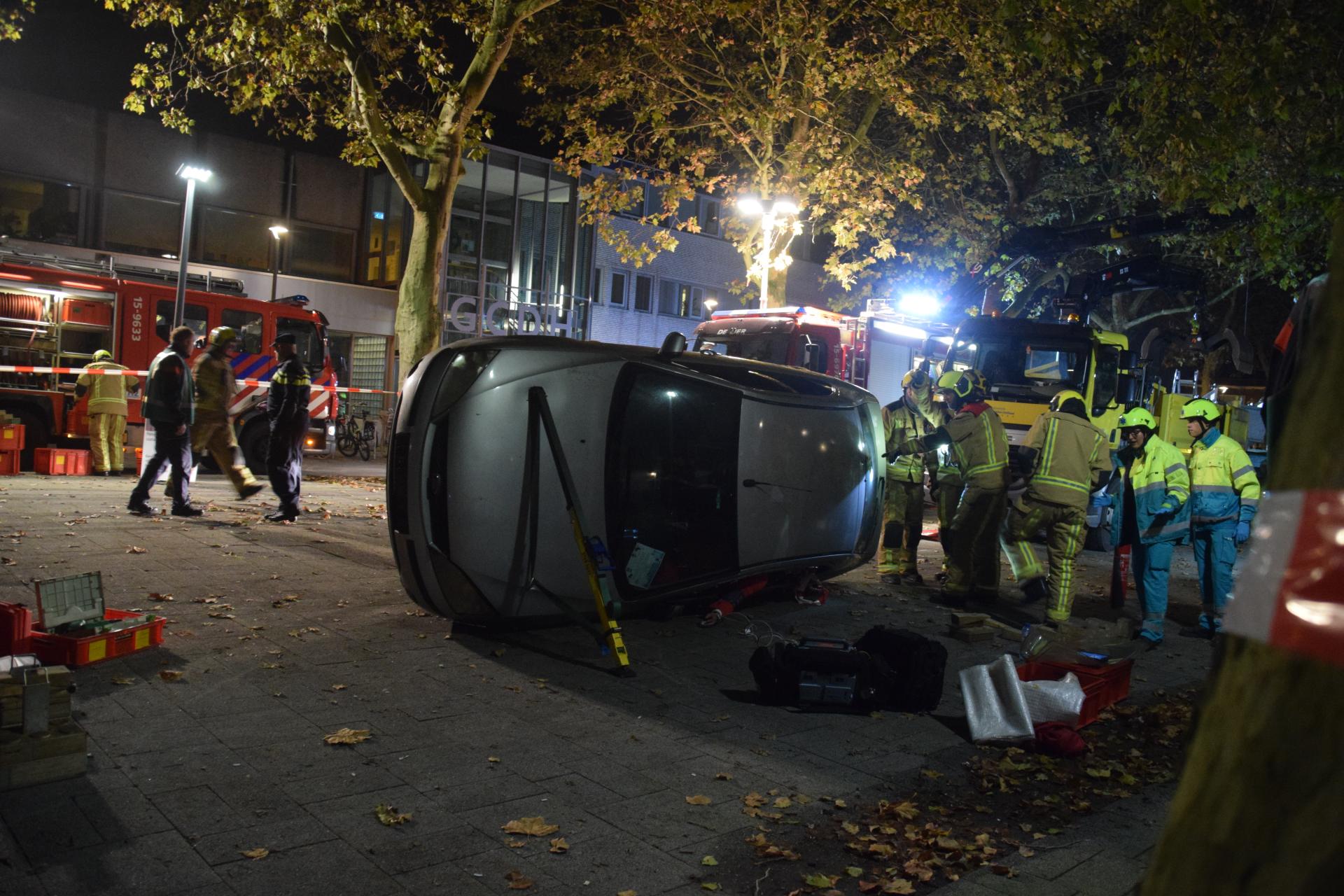 Auto ligt op zijkant bij brandweeroefening in Den Hoorn