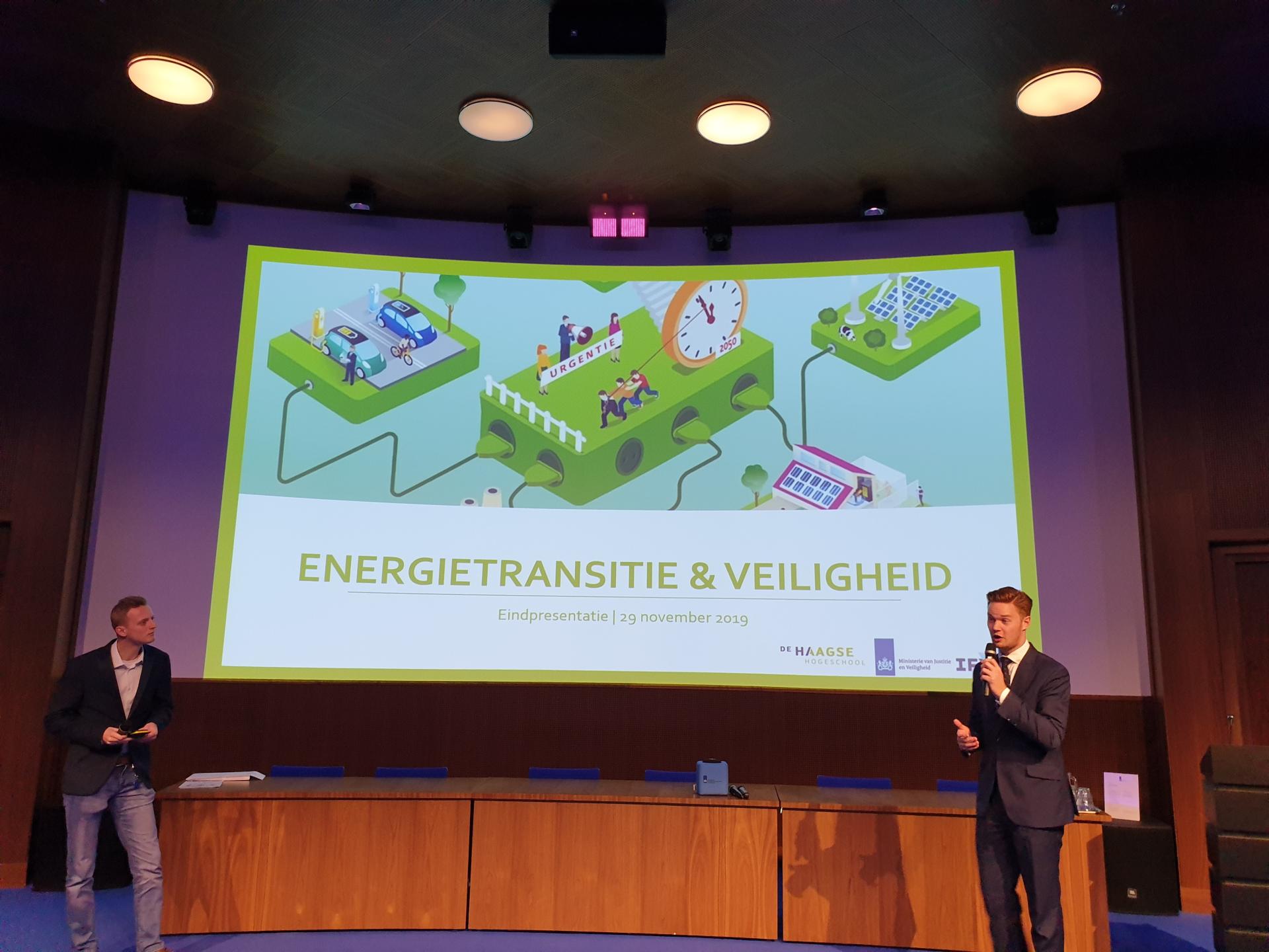 Twee studenten presenteren uitslag van het project 'Jong talent aan het woord'
