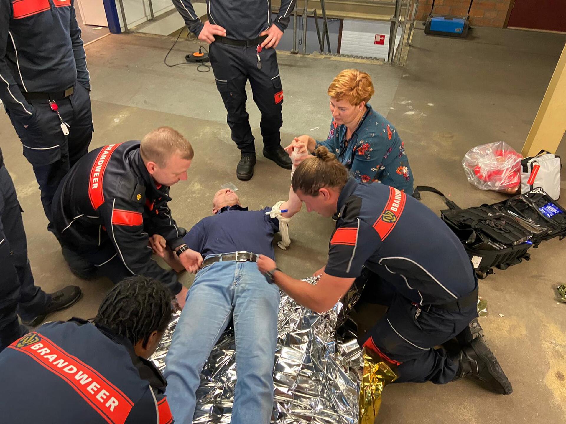 Brandweermannen tijdens een les levensreddend handelen