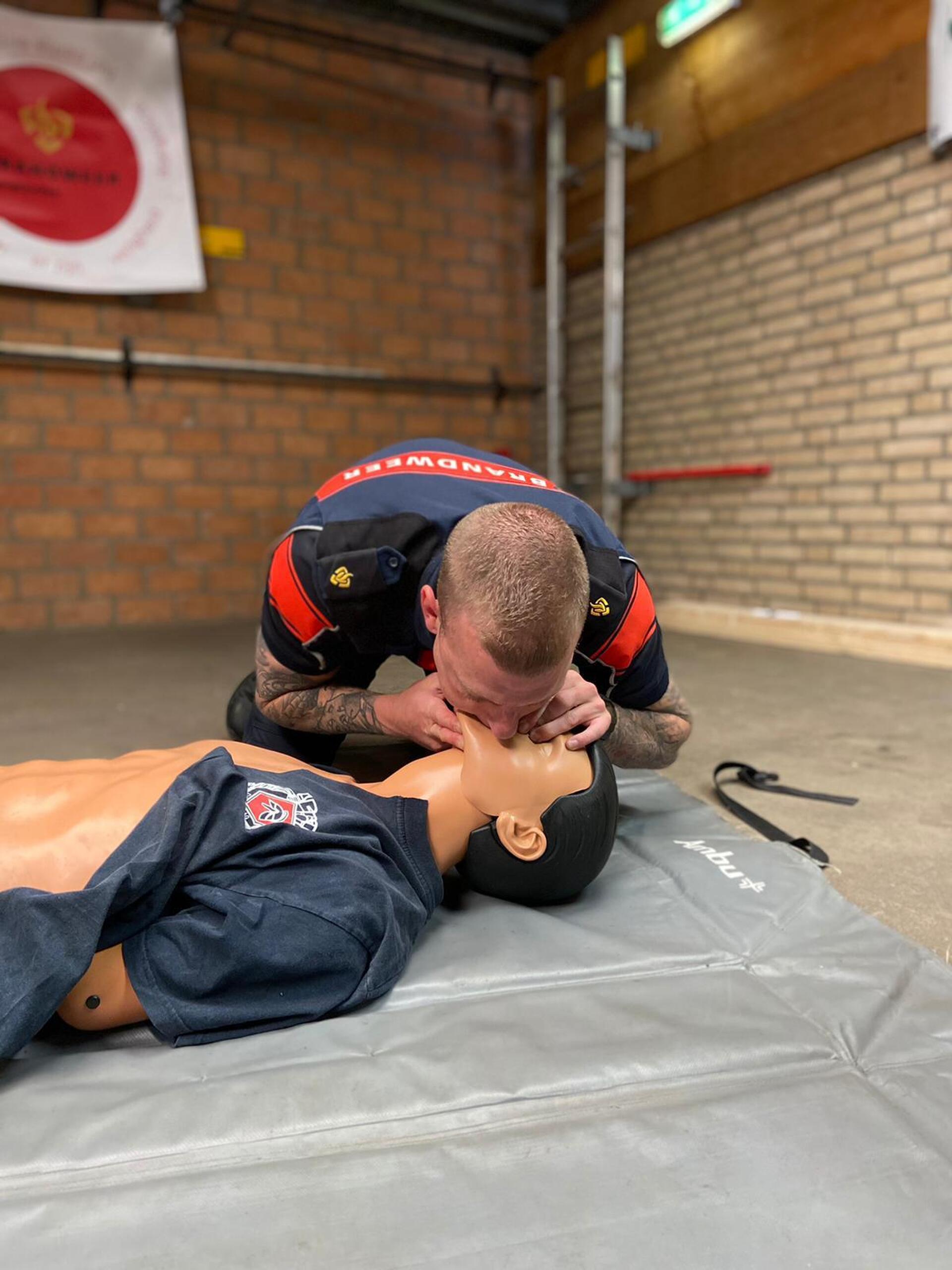 Brandweerman volgt reanimatie les