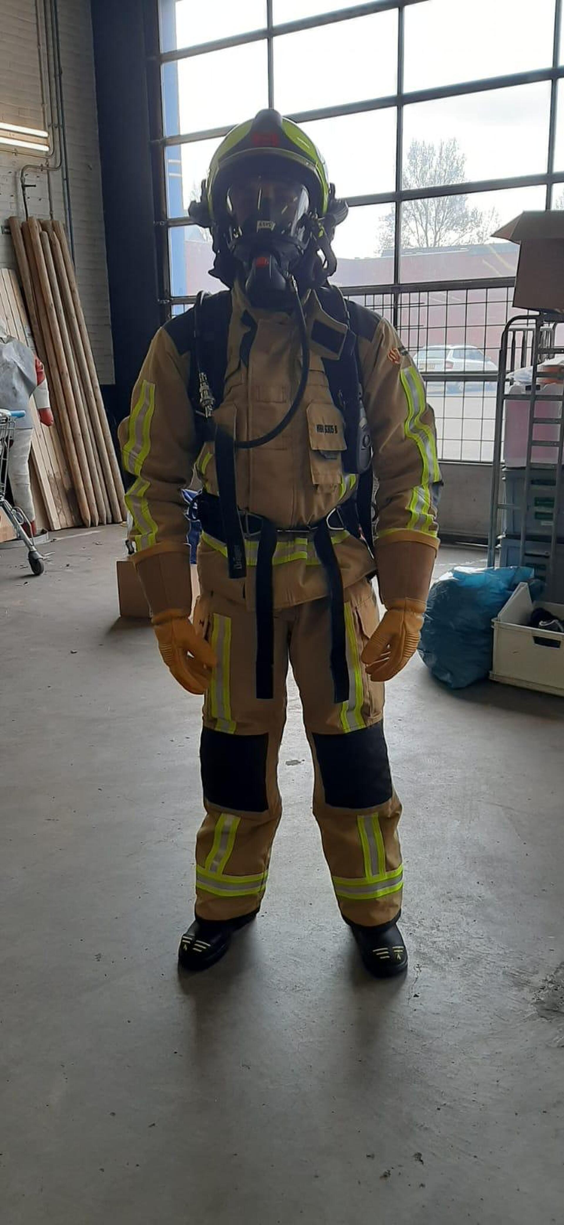 Brandweerman in een bluspak