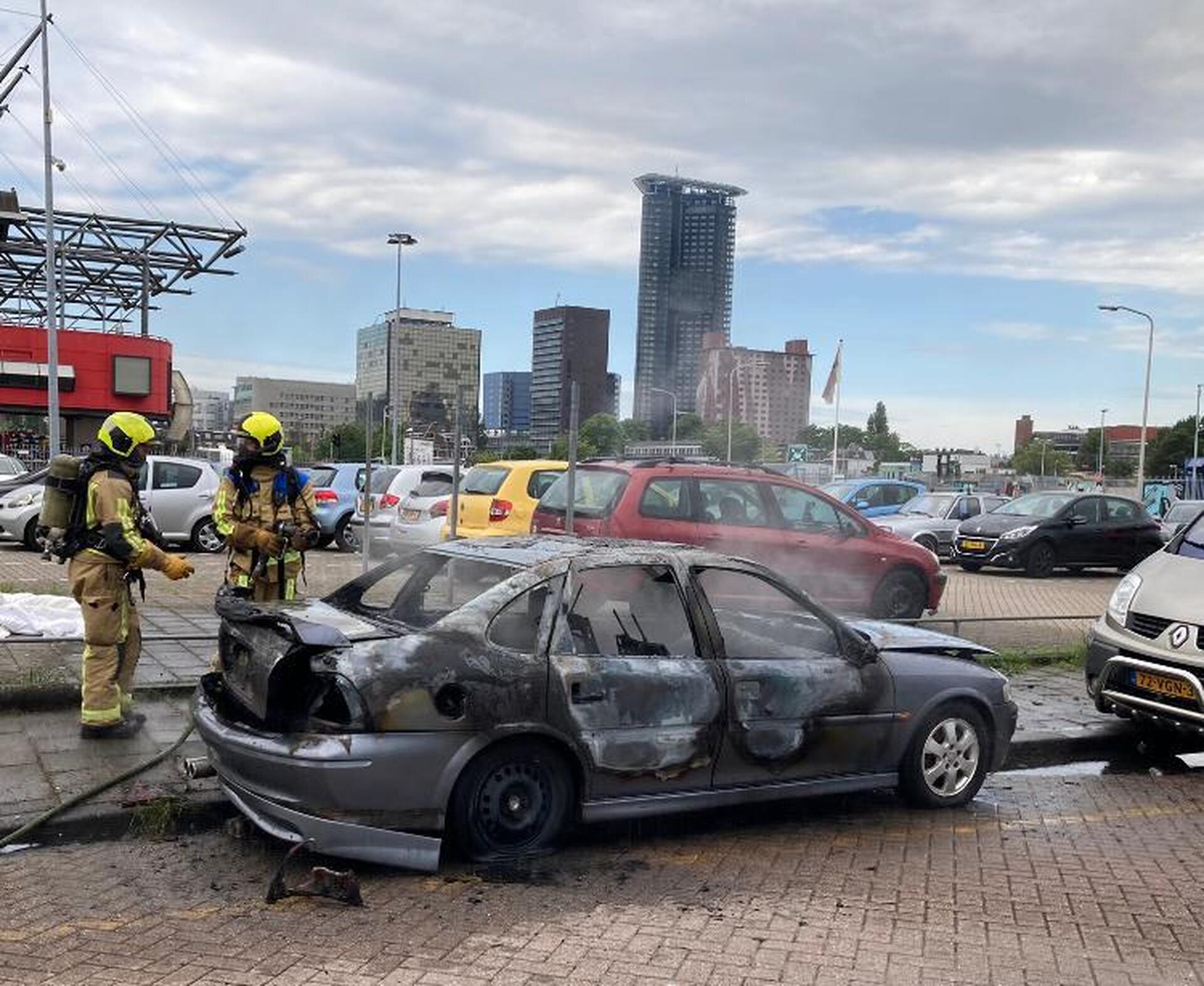 Twee brandweermannen bij een autobrand