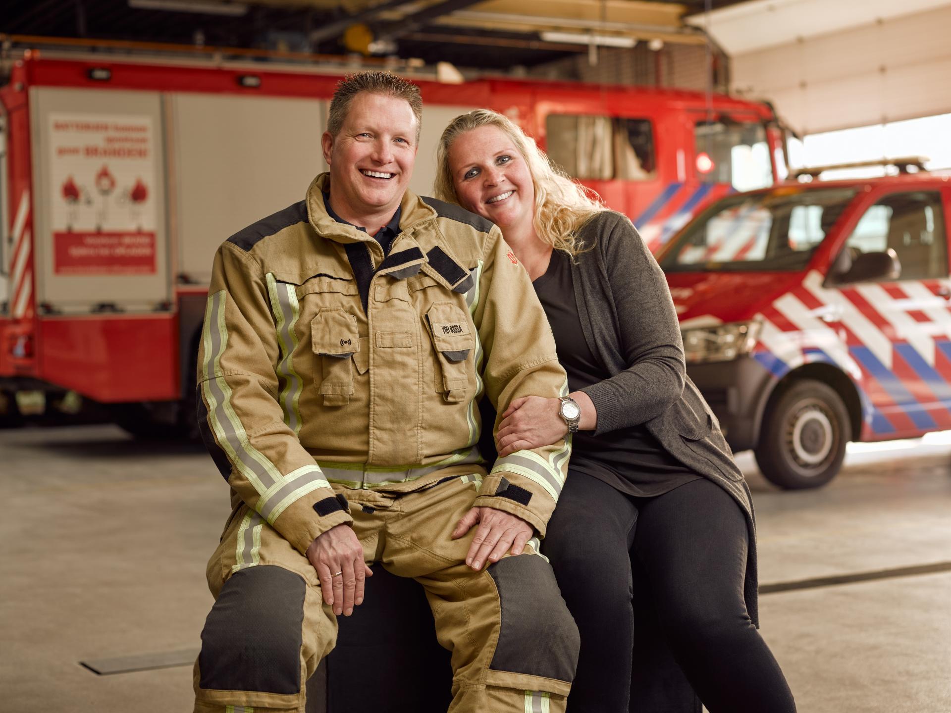 Brandweervrijwilliger Pascal samen met zijn vrouw Annika