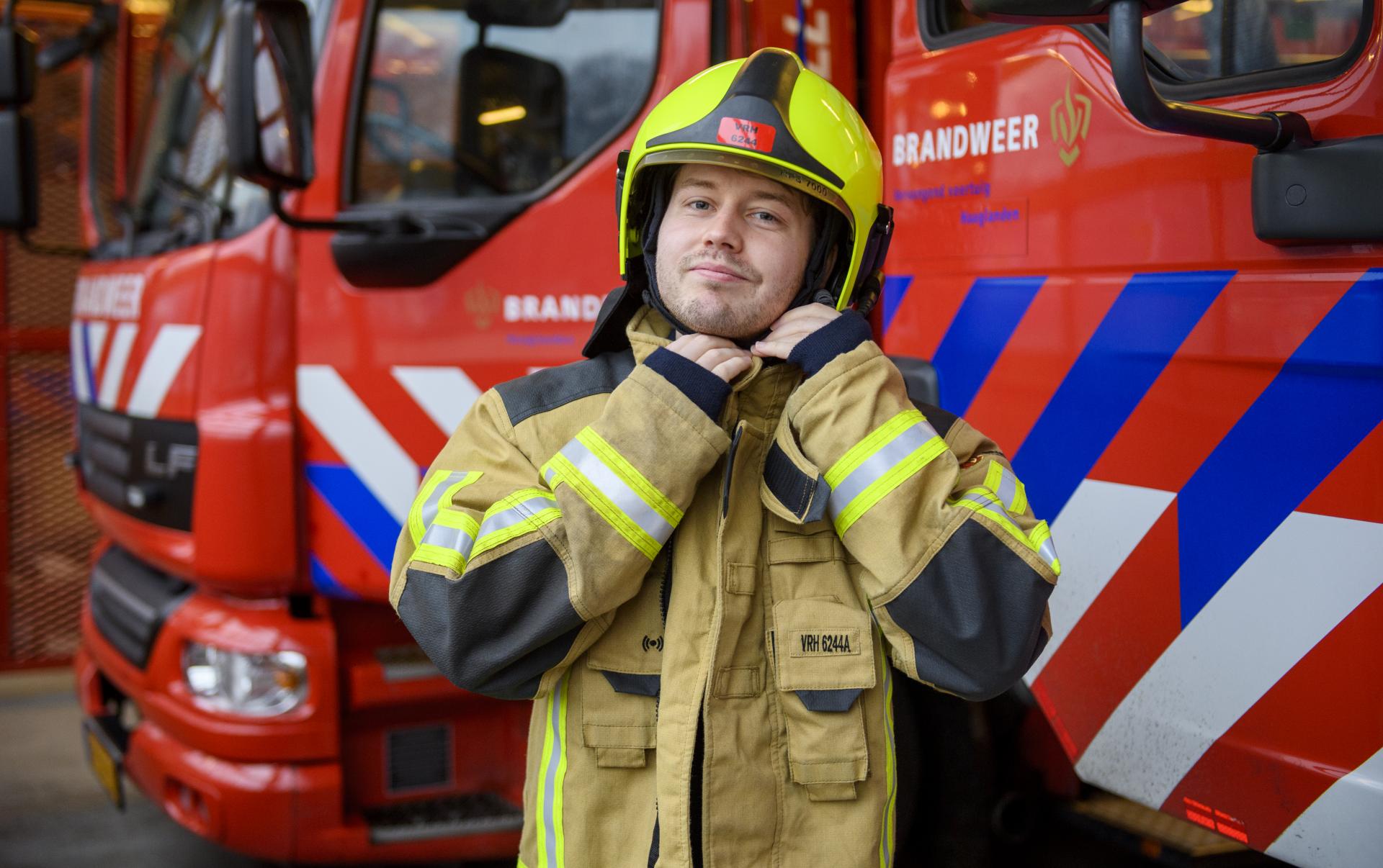 Foto van een brandweerman in pak tegen gevaarlijke stoffen