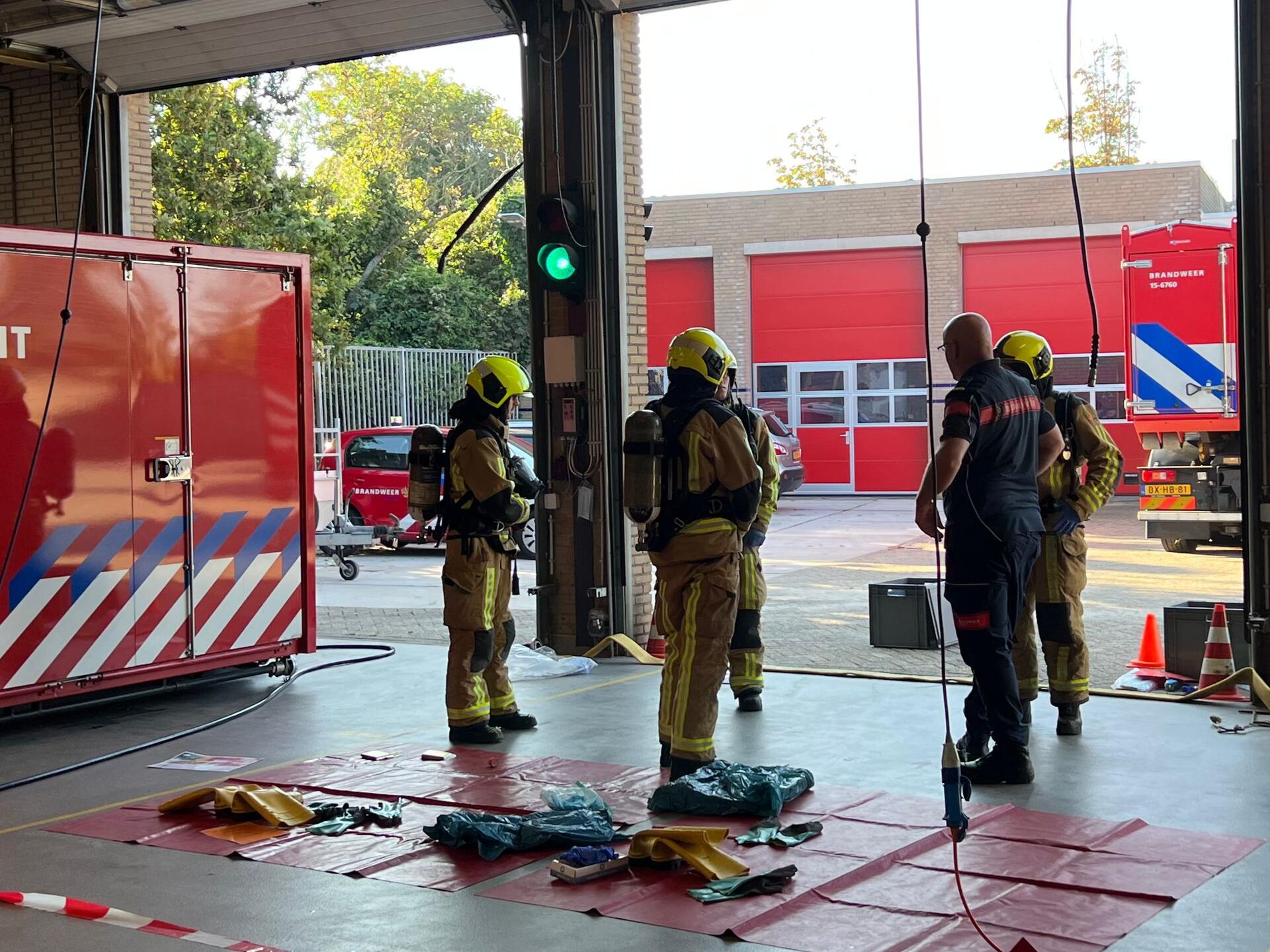 Brandweermannen tijdens de praktijkoefendag IBGS over Incidentbestrijding gevaarlijke stoffen