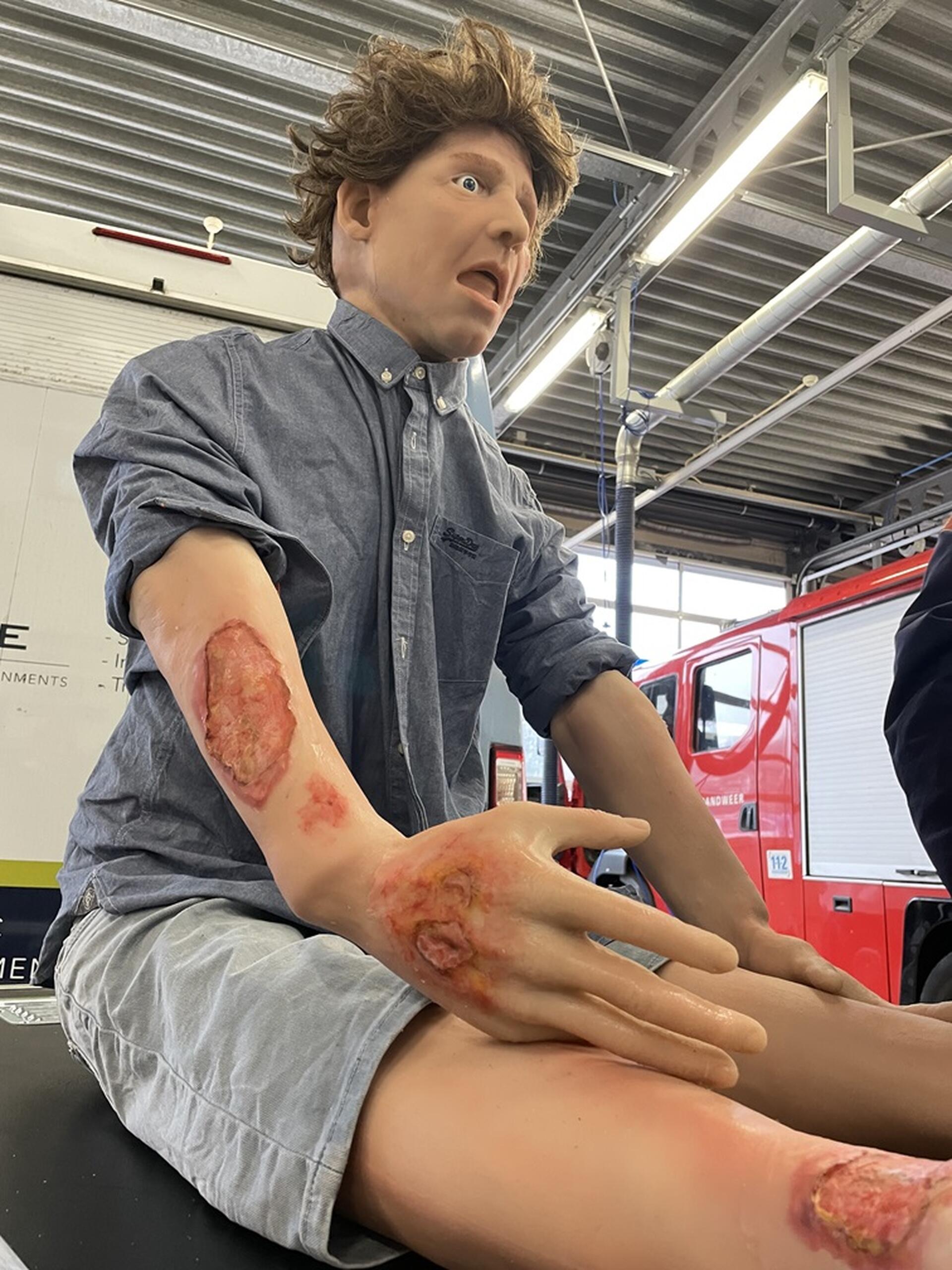 Foto van een realistische oefenpop die duikers van Brandweer Haaglanden gebruiken tijdens oefeningen
