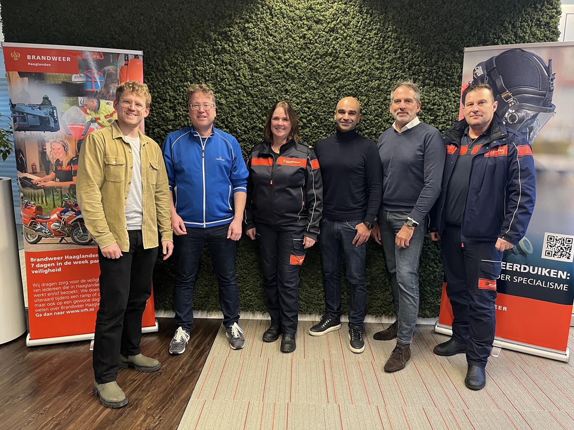Groepsfoto van medewerkers van FireWare en medewerkers van Brandweer Haaglanden