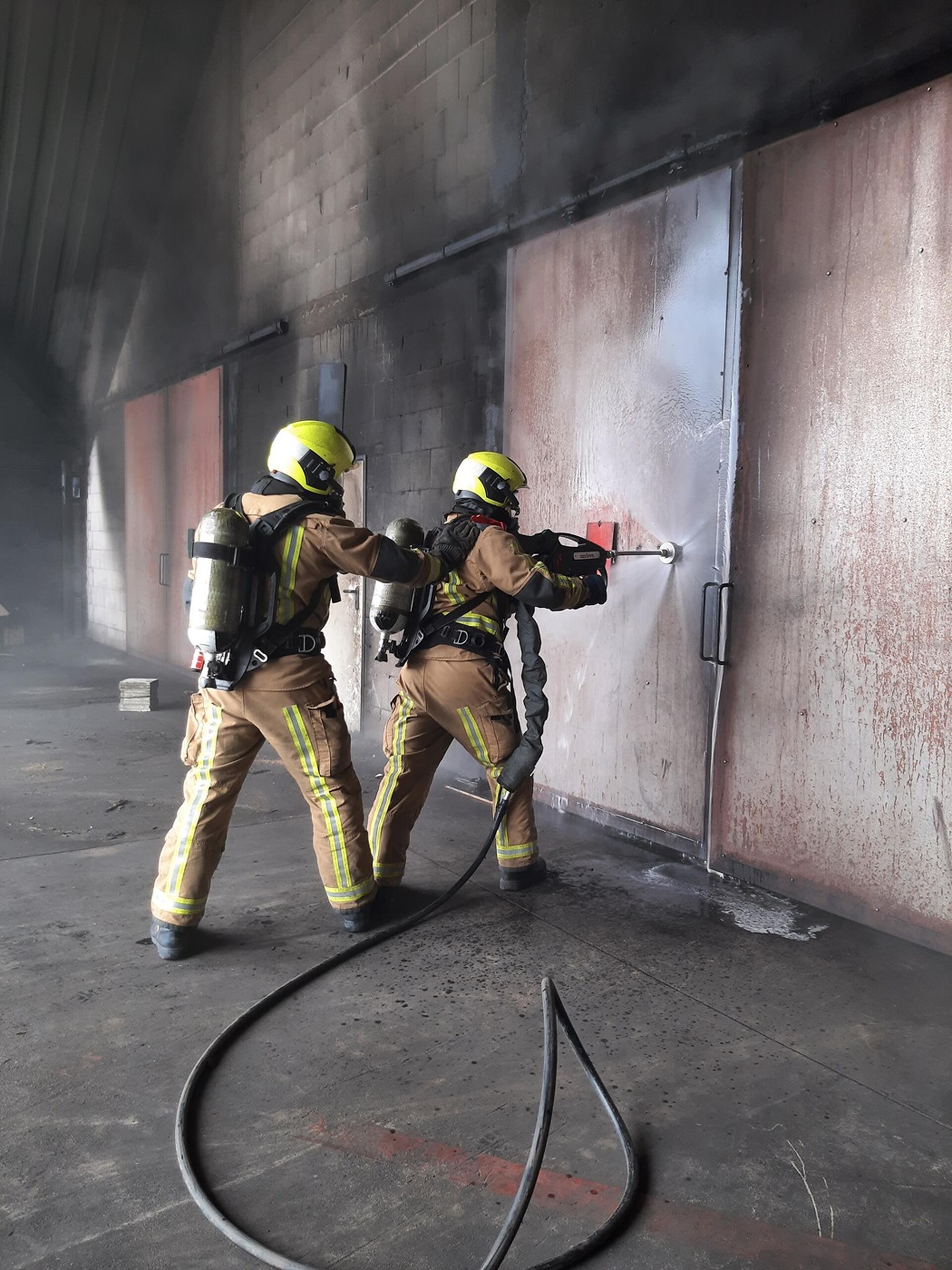 Brandweermannen testen coldcutter in pand