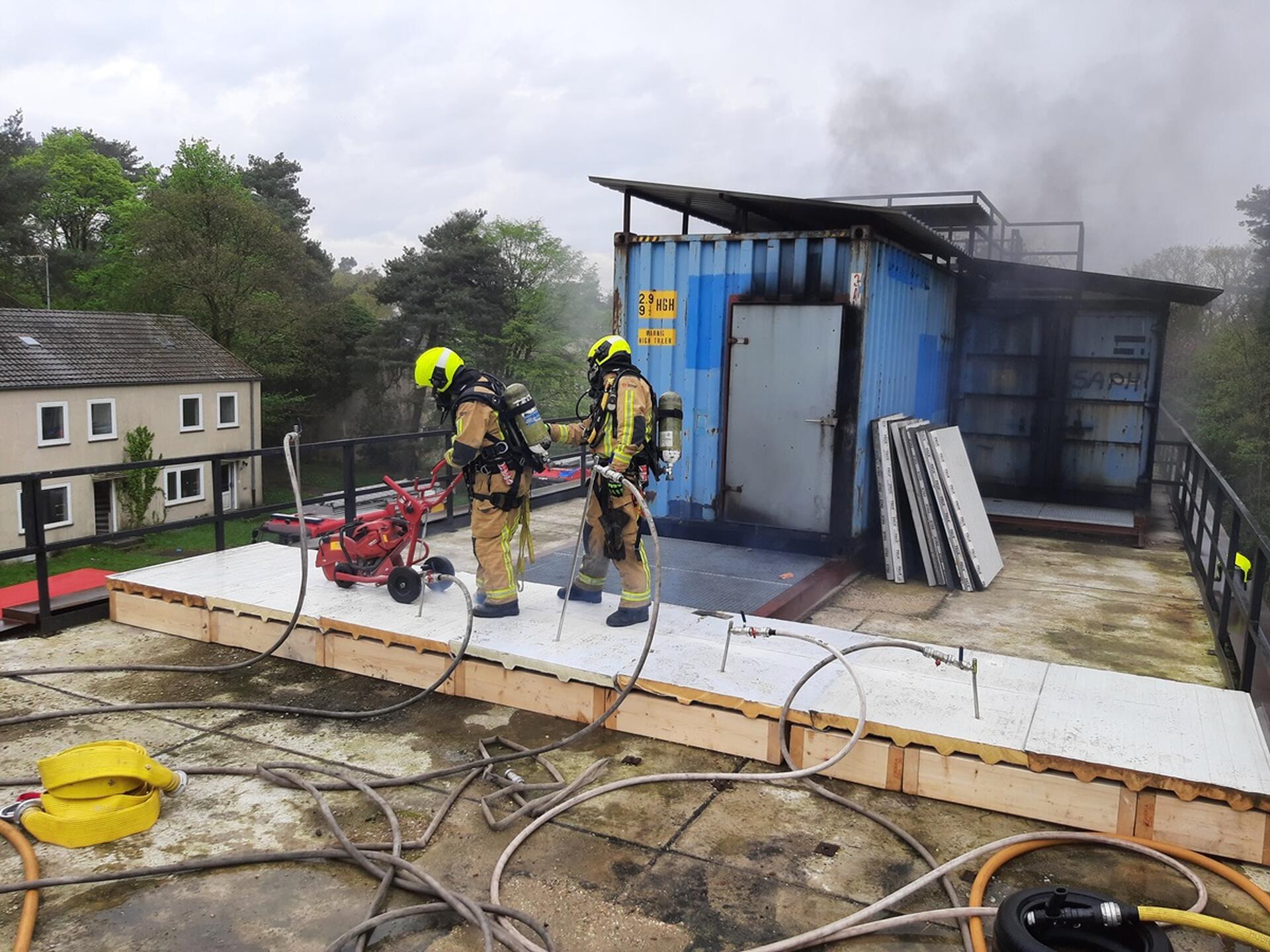 Brandweermannen testen fognails op dak