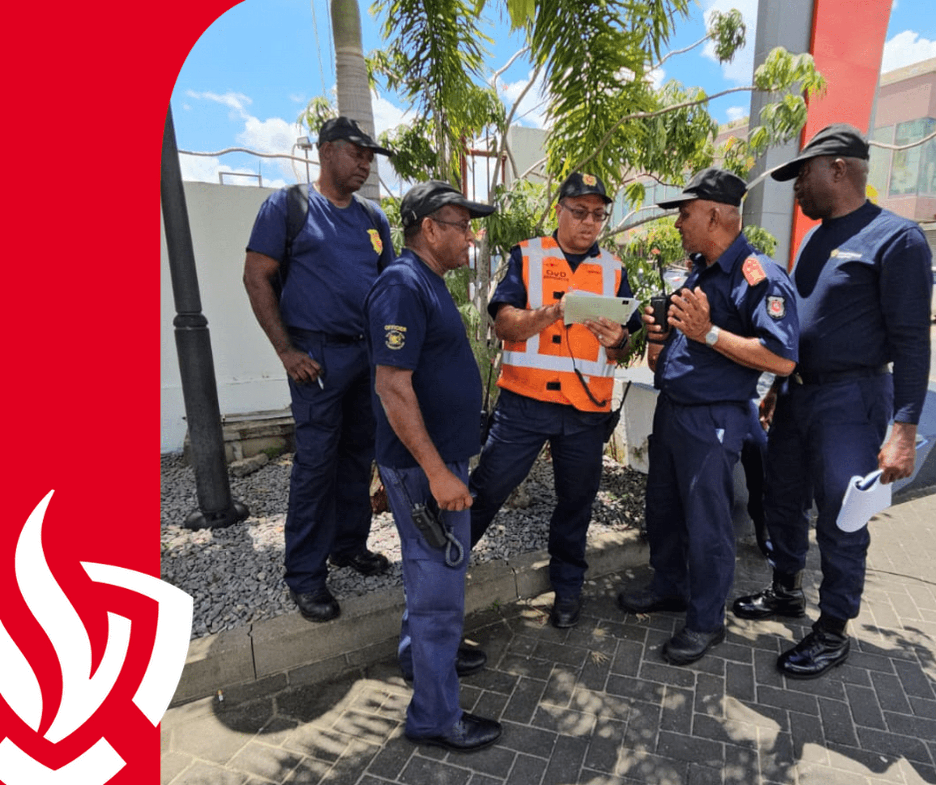Surinaamse brandweermannen in overleg tijdens een oefening