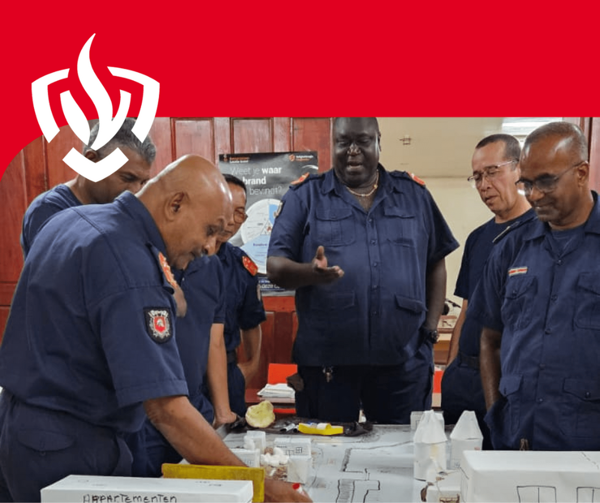 Surinaamse brandweermannen oefenen een scenario