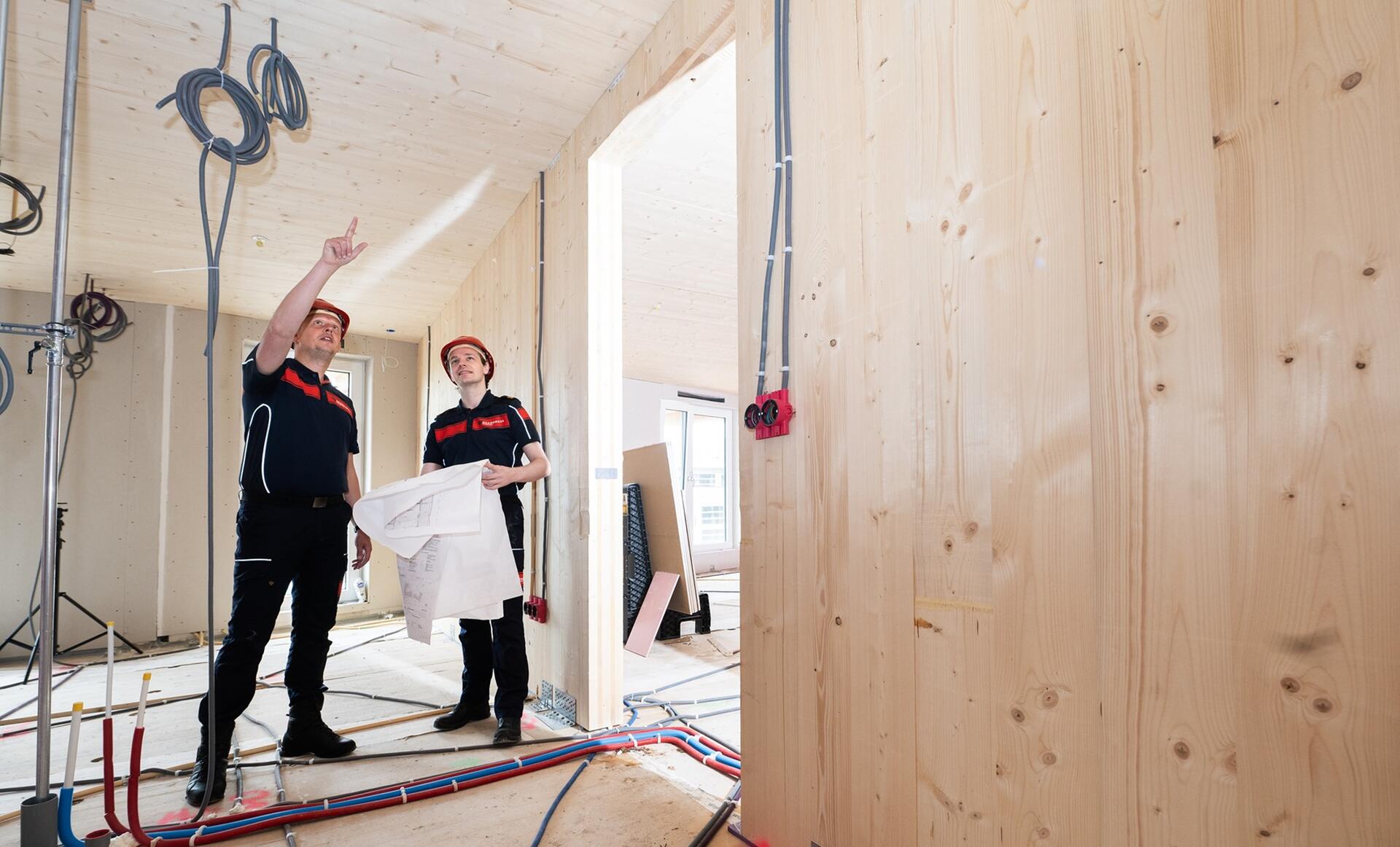 Eric Jan en Mike voeren een controle uit in een biobased gebouw