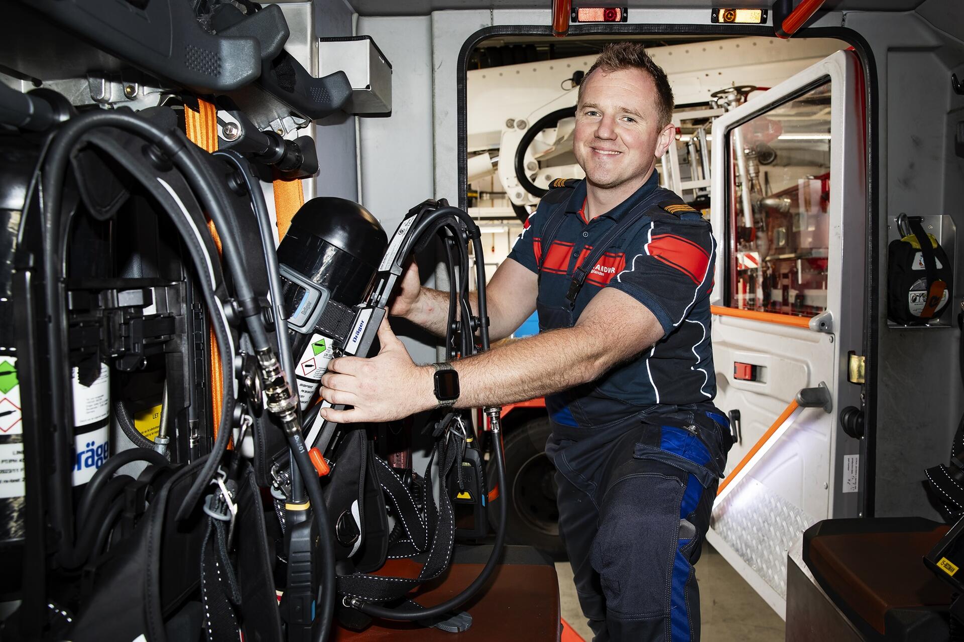 Wouter op de foto bij een tankautospuit