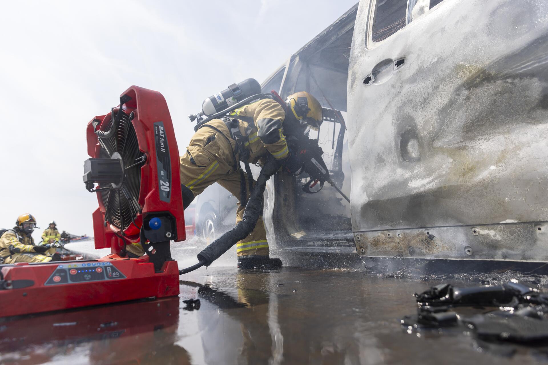brandweerman in uitgebluiste elektrische autobus