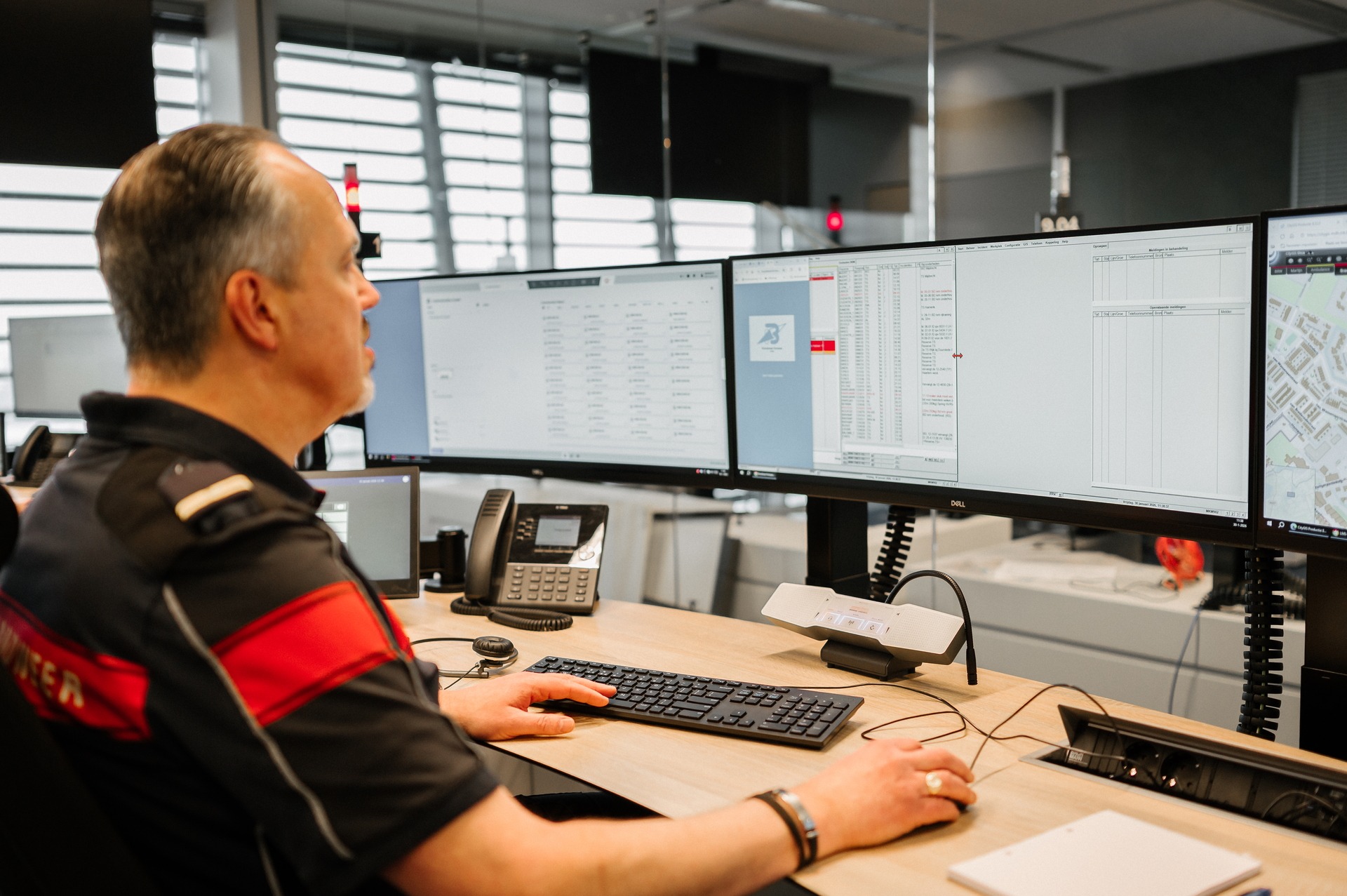 Brandweer centralist achter de pc