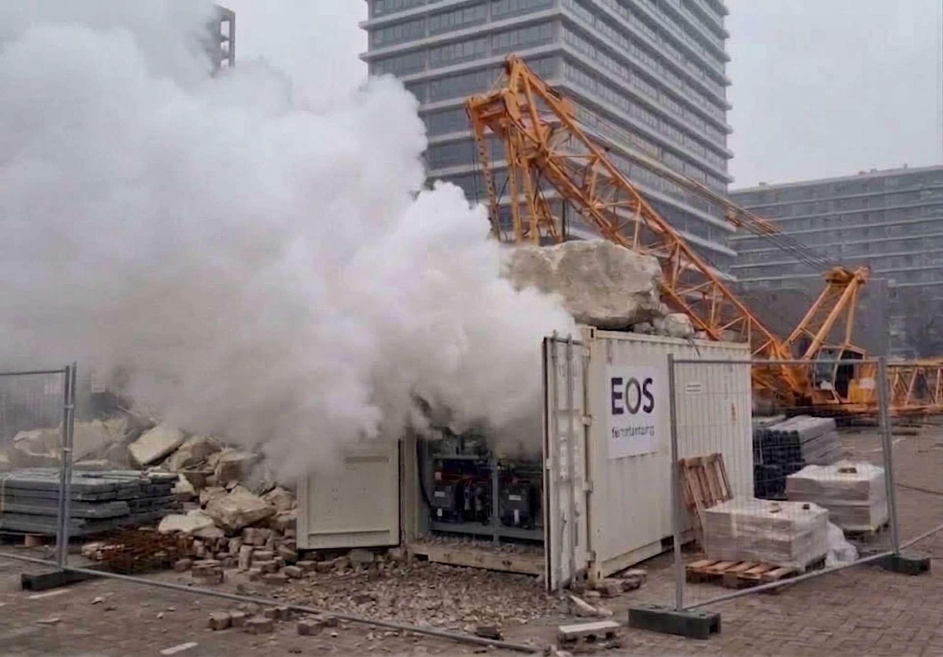 Witte rook uit container