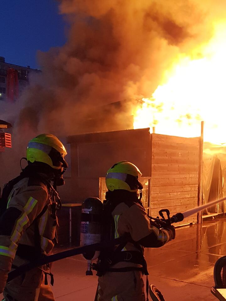 Brandweerlieden aan het blussen