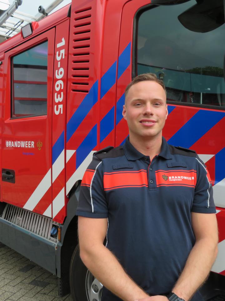 Brandweerman Wesley voor brandweerwagen