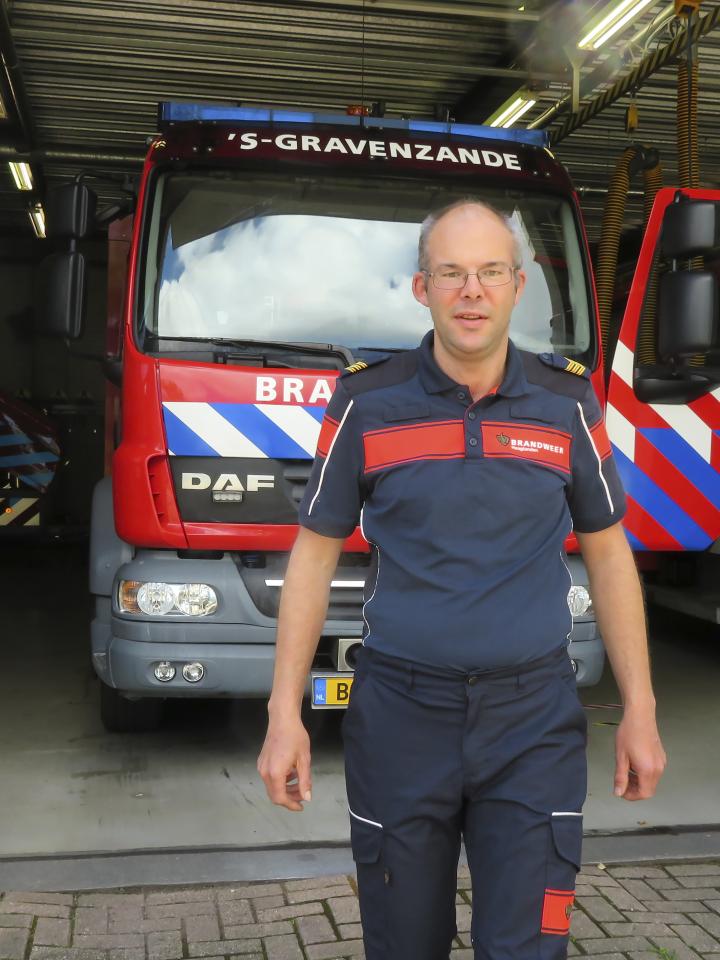 VRH-collega Robin Veninga voor brandweerwagen