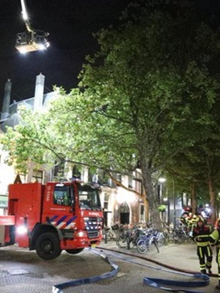 Brandweer blust brand in Bierfabriek Delft