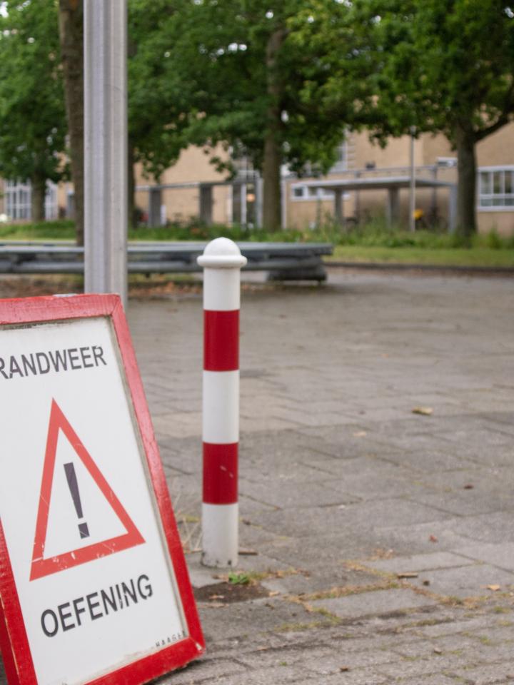 Informatiebord met tekst 'Brandweeroefening'