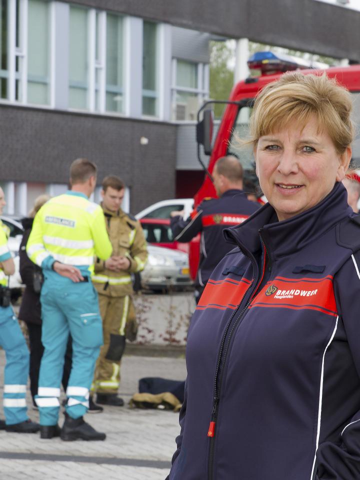 VRH-collega Betty Wentink met ambulancepersoneel op de achtergrond