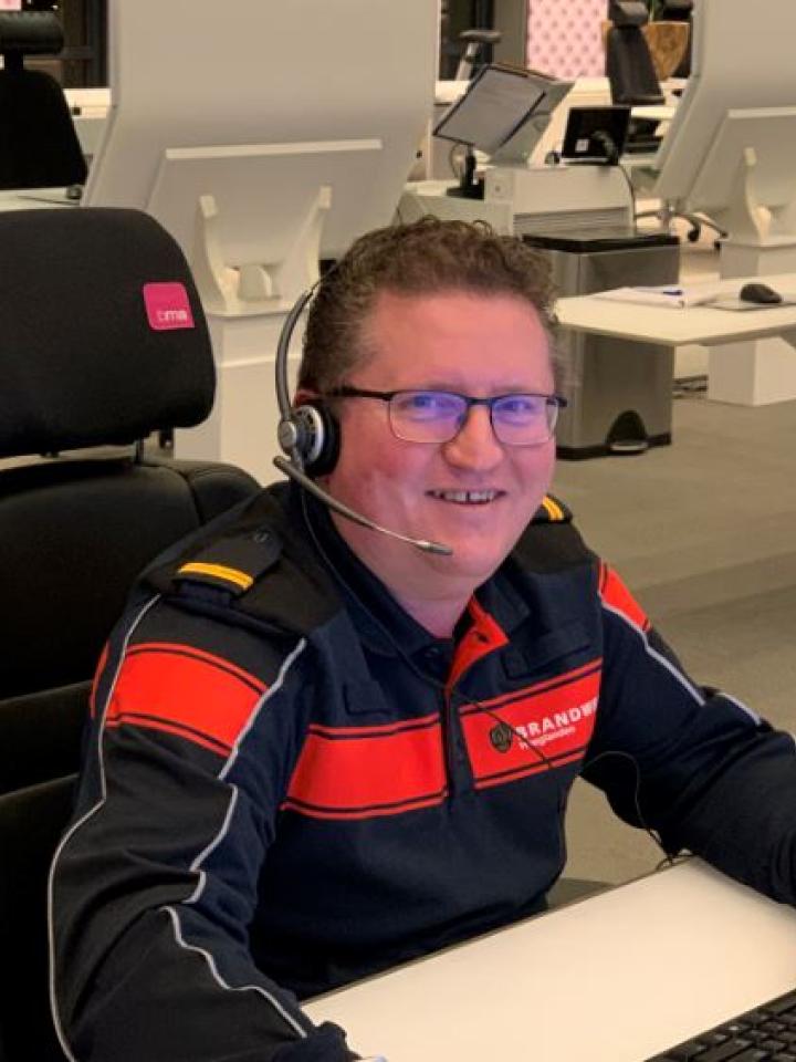 Meldkamercentralist Ronald aan het werk achter de computer