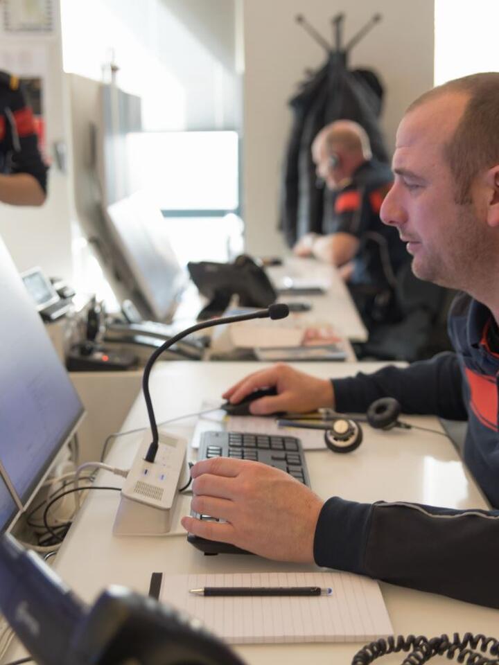 Man in meldkamer aan het werk