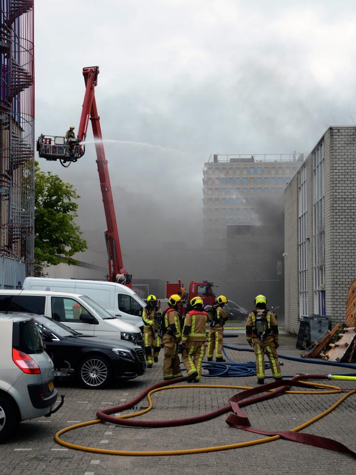 Hoogwerker van de brandweer tijdens het blussen van een brand