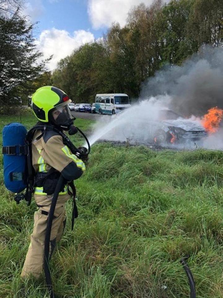 Officier van Dienst Marijke Halman blust een brand