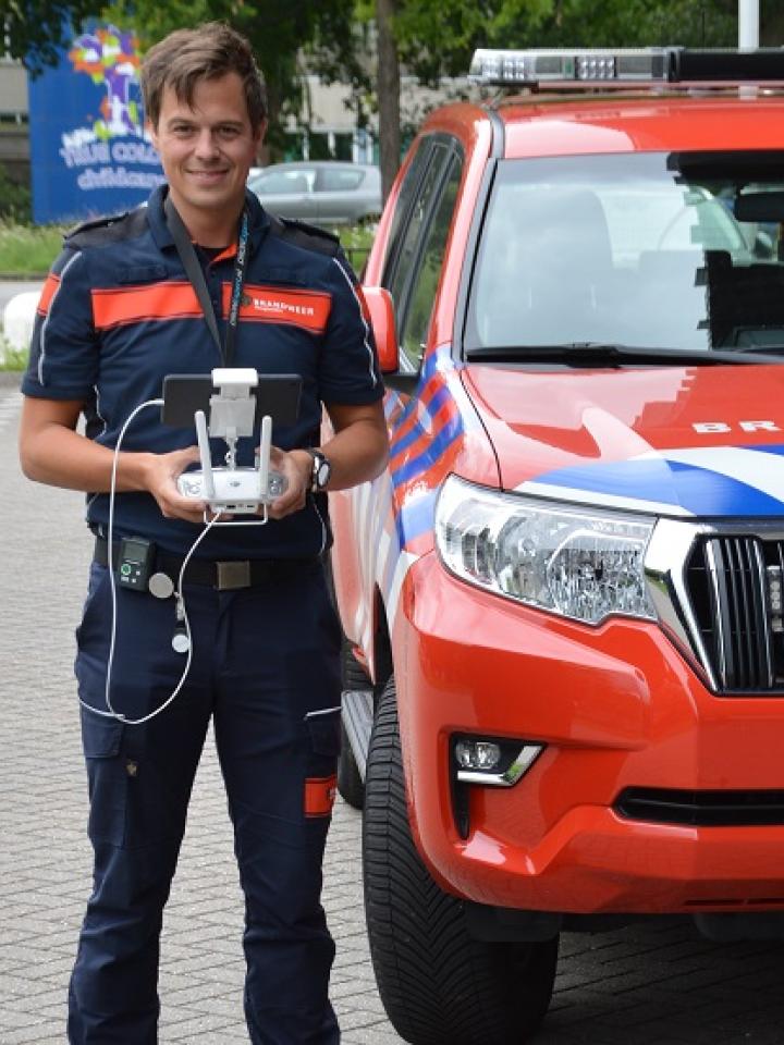 Dronepiloot Bas poseert met drone