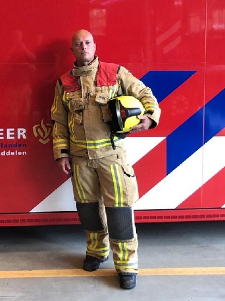 Brandweerman Patrick poseert voor dompelcontainer