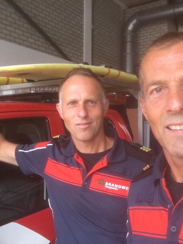 Broers Rik en Jurjen (beide werkzaam bij de VRH) poseren bij brandweerauto