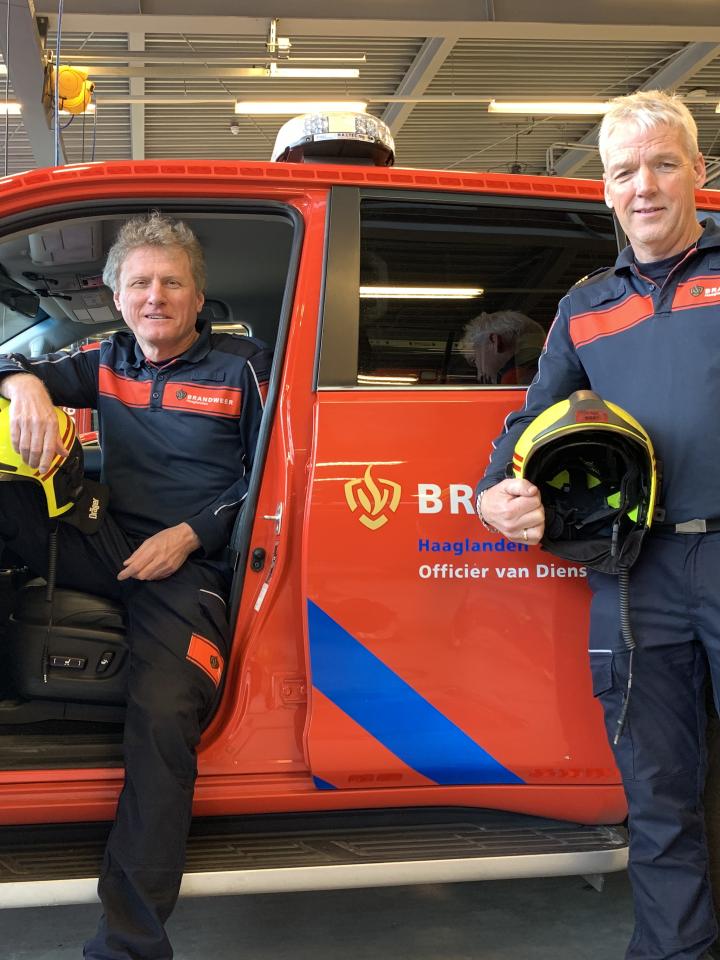 Mario en Marcel bij de OVD auto