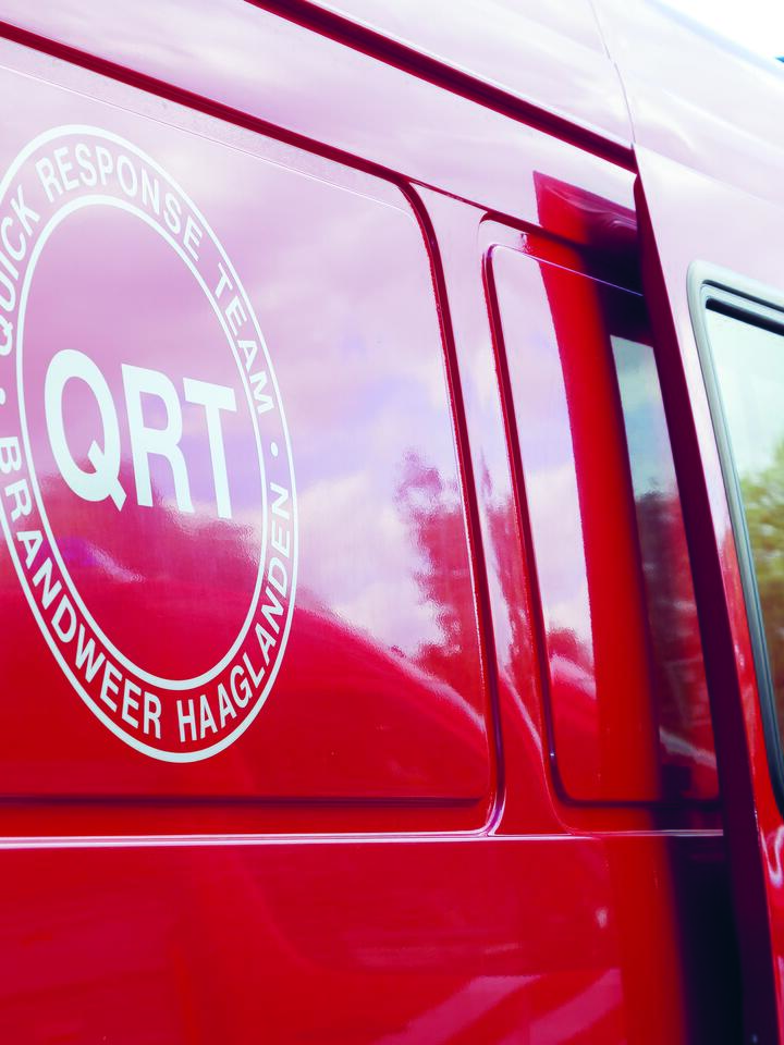 Rode bus met tekst quick response team