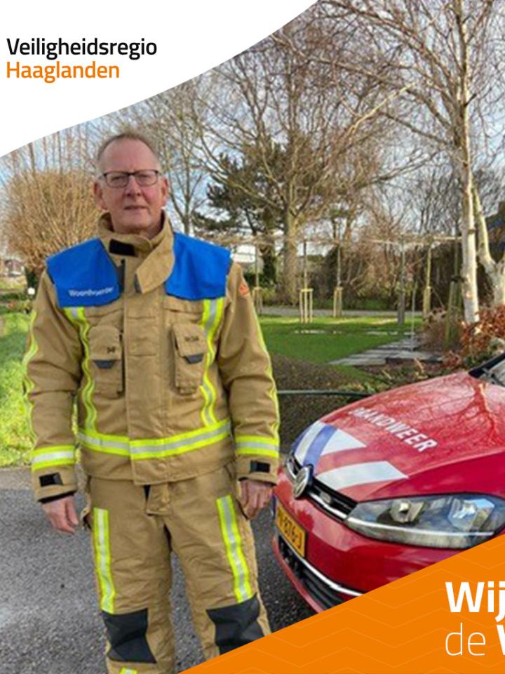 Operationeel ondersteuner Berry Wasmus poseert bij brandweerauto
