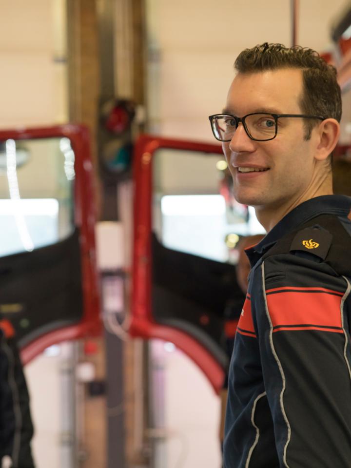 Brandweercollega Frank poseert in kazerne