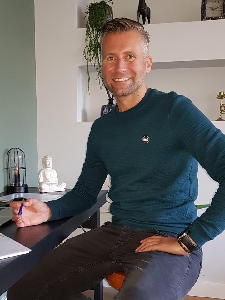 Kazerneondersteuner en brandweerman Jeroen zit achter zijn bureau