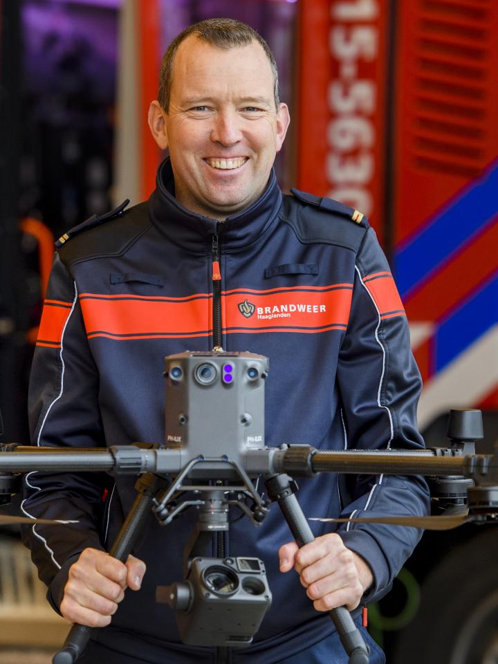 Robin Turkenburg houd de brandweerdrone vast