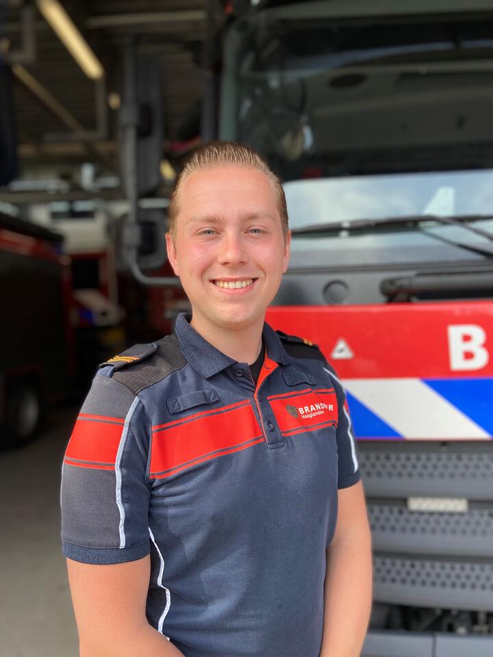 Robin in uniform voor een brandweerwagen 