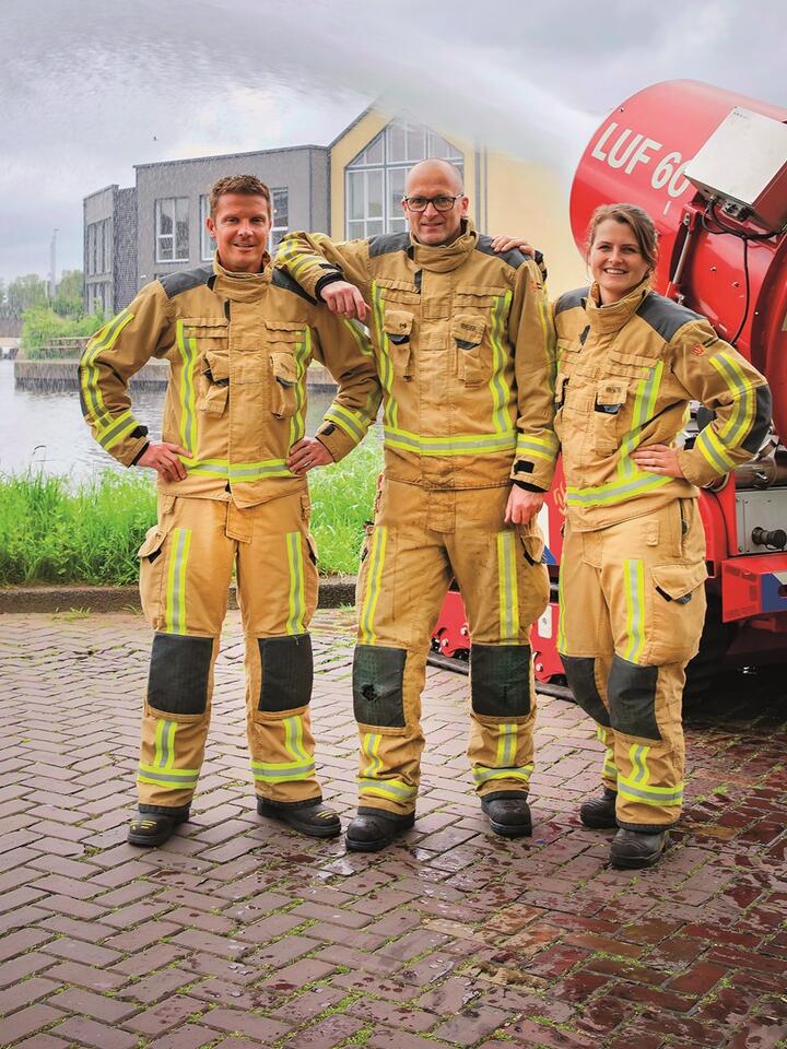 Collega's kazerne Rijswijk met de blusrobot op de foto