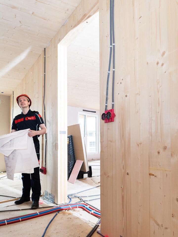 Eric Jan en Mike voeren een controle uit in een biobased gebouw