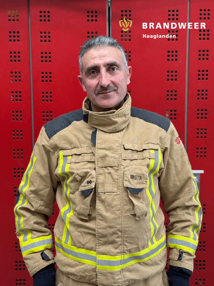 Collega Mustafa in brandweerkleding voor de lockers