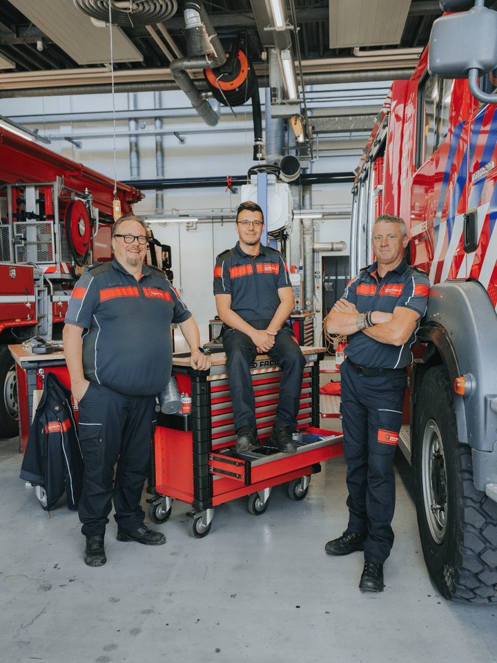 Bart, Alex en Wim in de autowerkplaats van de VRH