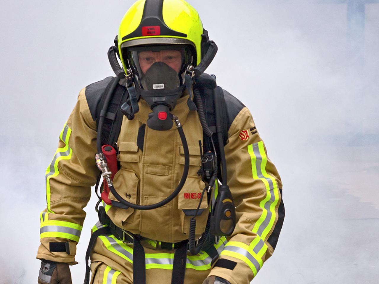 Brandweerpersoneel in bluspak Veiligheidsregio Haaglanden