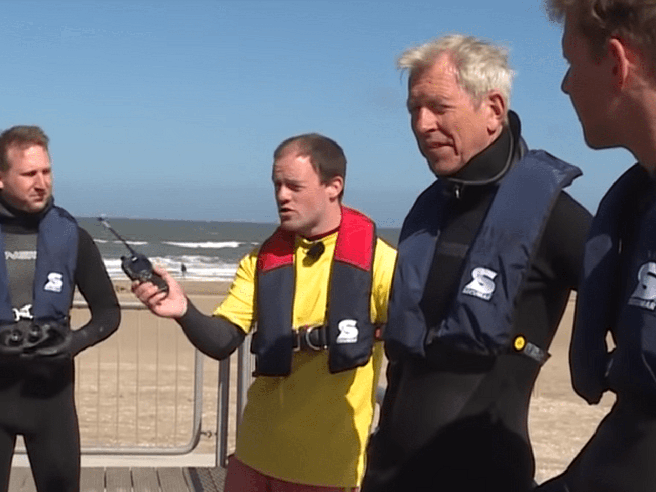 Lifeguards overleggen op strand